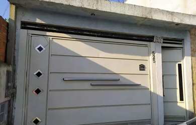 Imagem: A casa possui 3 Dormitórios, 2 Banheiros, 2 Vagas na garagem