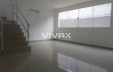 Imagem: A casa possui 3 Dormitórios, 4 Banheiros, 2 Vagas na garagem