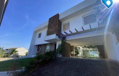 Imagem: A casa possui 4 Dormitórios, 4 Banheiros, 2 Vagas na garagem