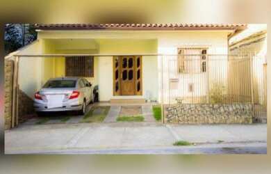 Imagem: A casa possui 3 Dormitórios, 3 Banheiros, 2 Vagas na garagem