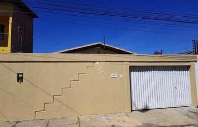 Imagem: A casa possui 2 Dormitórios, 1 Banheiro, 2 Vagas na garagem