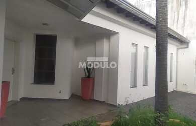 Imagem: A casa possui 3 Dormitórios, 5 Banheiros, 2 Vagas na garagem