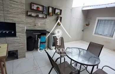 Imagem: A casa possui 3 Dormitórios, 1 Banheiro, 2 Vagas na garagem