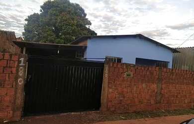 Imagem: A casa possui 2 Dormitórios, 1 Banheiro, 4 Vagas na garagem