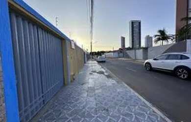 Imagem: A casa possui 3 Dormitórios, 3 Banheiros, 5 Vagas na garagem