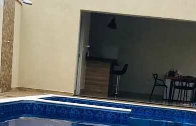 Imagem: A casa possui 3 Dormitórios, 3 Banheiros, 2 Vagas na garagem