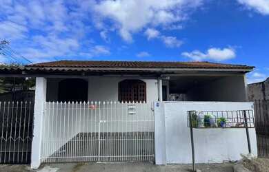 Imagem: A casa possui 3 Dormitórios, 1 Banheiro, 1 Vaga na garagem