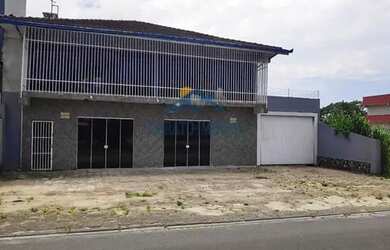 Imagem: A casa possui 4 Dormitórios, 2 Banheiros, 1 Vaga na garagem