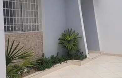 Imagem: A casa possui 3 Dormitórios, 2 Banheiros, 2 Vagas na garagem