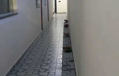 Imagem: A casa possui 2 Dormitórios, 1 Banheiro, 2 Vagas na garagem