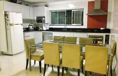 Imagem: A casa possui 2 Dormitórios, 1 Banheiro, 1 Vaga na garagem