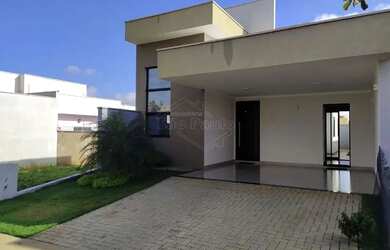 Imagem: A casa em condomínio possui 3 Dormitórios, 2 Banheiros, 4