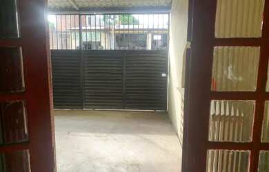 Imagem: A casa possui 2 Dormitórios, 1 Banheiro, 2 Vagas na garagem