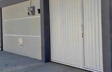 Imagem: A casa possui 3 Dormitórios, 2 Banheiros, 2 Vagas na garagem