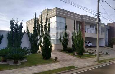 Imagem: A casa em condomínio possui 4 Dormitórios, 4 Banheiros, 4