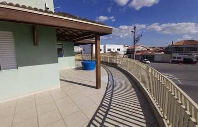 Imagem: A casa possui 3 Dormitórios, 2 Banheiros, 3 Vagas na garagem