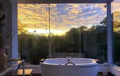 Imagem: A casa em condomínio possui 4 Dormitórios, 5 Banheiros, 4