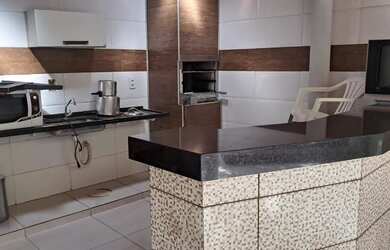 Imagem: A casa possui 3 Dormitórios, 3 Banheiros, 2 Vagas na garagem