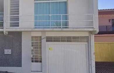 Imagem: A casa possui 2 Dormitórios, 2 Banheiros, 1 Vaga na garagem