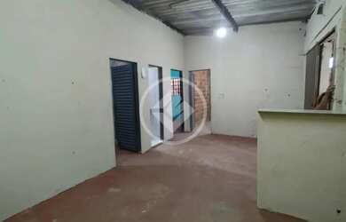 Imagem: A casa possui 3 Dormitórios, 1 Banheiro, 1 Vaga na garagem