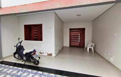 Imagem: A casa possui 3 Dormitórios, 1 Banheiro, 2 Vagas na garagem