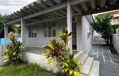 Imagem: A casa possui 3 Dormitórios, 1 Banheiro, 1 Vaga na garagem