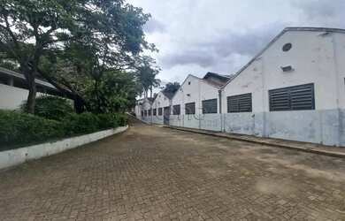 Imagem: O depósito à venda possui 5 Vagas na garagem e 5978m² de