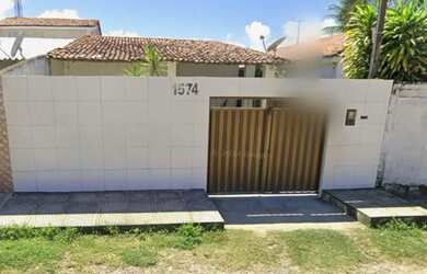 Imagem: A casa possui 3 Dormitórios, 1 Banheiro, 3 Vagas na garagem