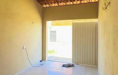 Imagem: A casa possui 2 Dormitórios, 1 Banheiro, 1 Vaga na garagem