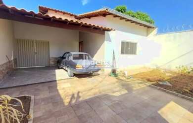 Imagem: A casa possui 3 Dormitórios, 2 Banheiros, 4 Vagas na garagem