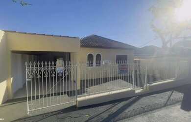 Imagem: A casa possui 2 Dormitórios, 2 Banheiros, 2 Vagas na garagem