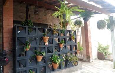 Imagem: A casa possui 4 Dormitórios, 2 Banheiros, 2 Vagas na garagem