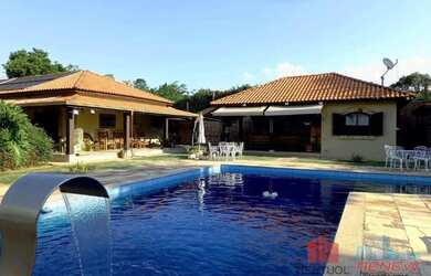 Imagem: A casa em condomínio possui 4 Dormitórios, 3 Banheiros, 480m²