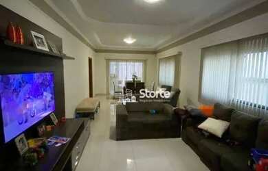 Imagem: A casa possui 3 Dormitórios, 5 Banheiros, 3 Vagas na garagem