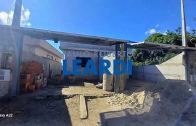 Imagem: A casa possui 2 Dormitórios, 2 Banheiros, 2 Vagas na garagem