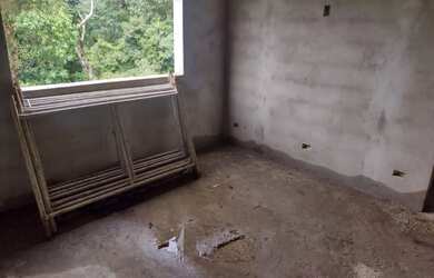 Imagem: A casa possui 3 Dormitórios, 2 Banheiros, 1 Vaga na garagem