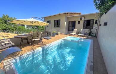 Imagem: A casa possui 4 Dormitórios, 5 Banheiros, 3 Vagas na garagem