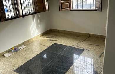 Imagem: A casa possui 3 Dormitórios, 2 Banheiros, 1 Vaga na garagem