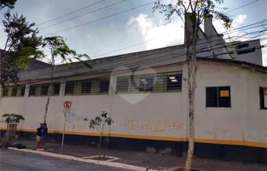 Imagem: O depósito possui 5 Vagas na garagem e 999m² de Área e está