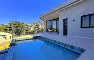 Imagem: A casa possui 4 Dormitórios, 5 Banheiros, 3 Vagas na garagem