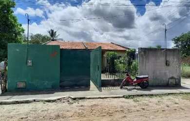 Imagem: A casa possui 2 Dormitórios, 1 Banheiro, 1 Vaga na garagem