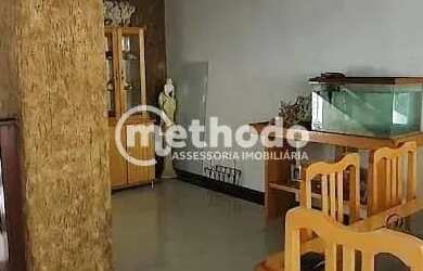 Imagem: A casa possui 3 Dormitórios, 3 Banheiros, 4 Vagas na garagem