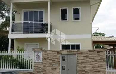 Imagem: A casa possui 4 Dormitórios, 3 Banheiros, 2 Vagas na garagem