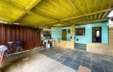 Imagem: A casa possui 4 Dormitórios, 3 Banheiros, 3 Vagas na garagem