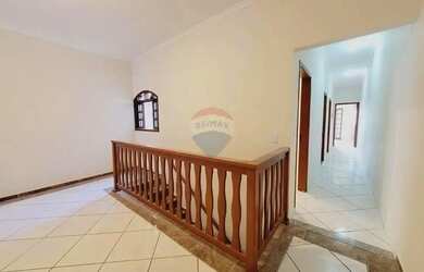 Imagem: A casa possui 4 Dormitórios, 3 Banheiros, 2 Vagas na garagem