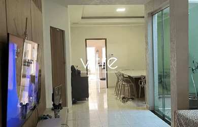 Imagem: A casa possui 3 Dormitórios, 2 Banheiros, 3 Vagas na garagem