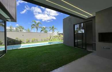 Imagem: A casa em condomínio possui 4 Dormitórios, 5 Banheiros, 4