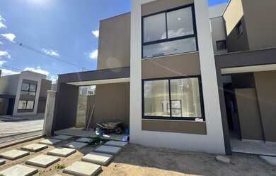 Imagem: A casa em condomínio possui 3 Dormitórios, 1 Banheiro, 2 Vagas