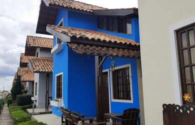 Imagem: A casa em condomínio possui 4 Dormitórios, 3 Banheiros, 2