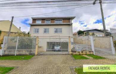 Imagem: A casa possui 3 Dormitórios, 3 Banheiros, 4 Vagas na garagem